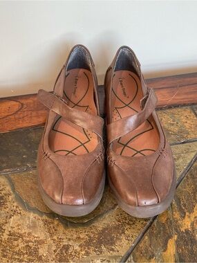 BareTraps Brown Mary Jane Flats with Strap size 8M